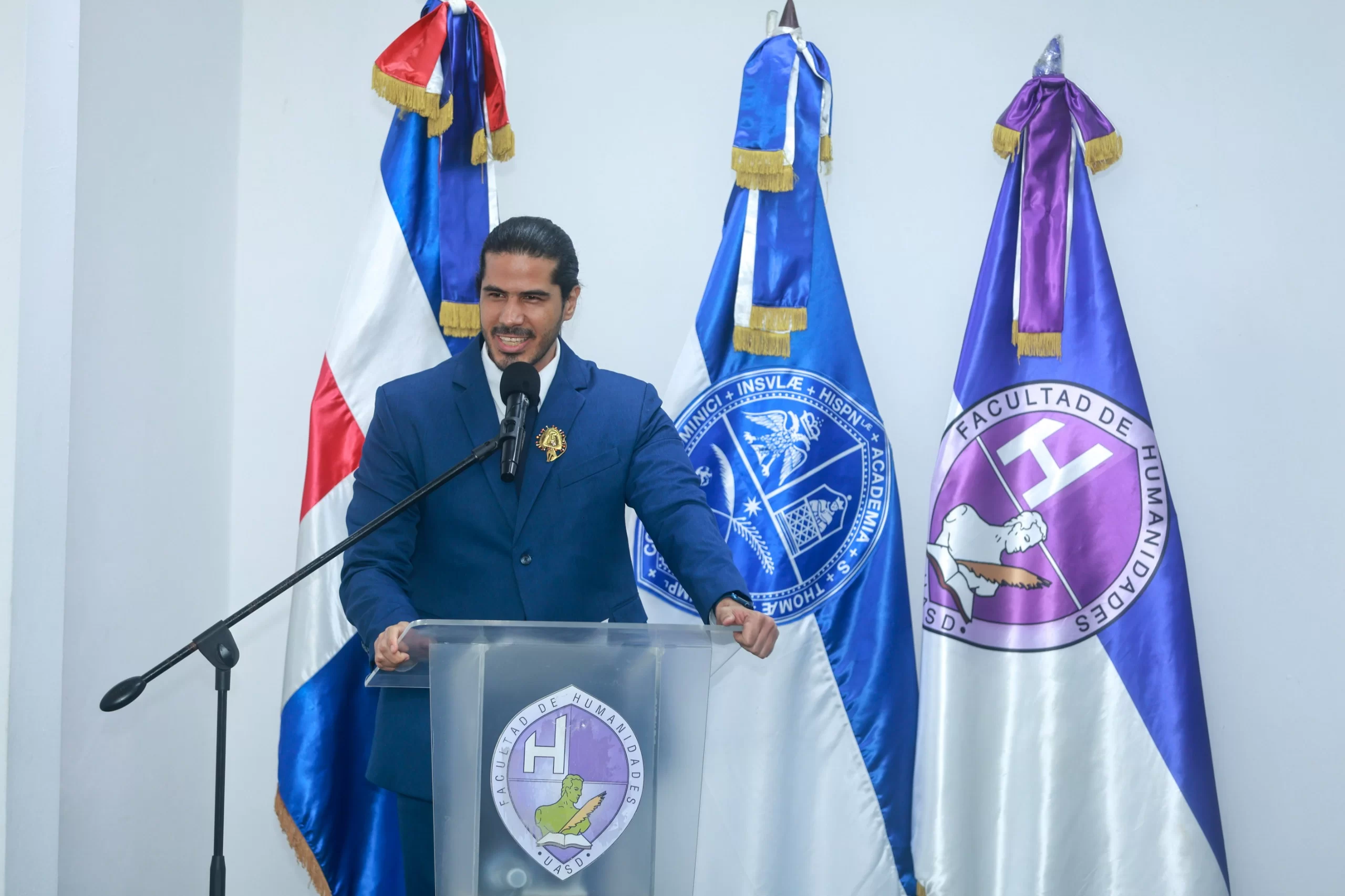 Patricio León inaugura stand de literatura infantil y juvenil en la UASD abierto del 27 de abril al 1ro de mayo